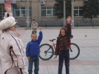 Северодонецк-2007: брат и сестра практикуют 3-е упражнение